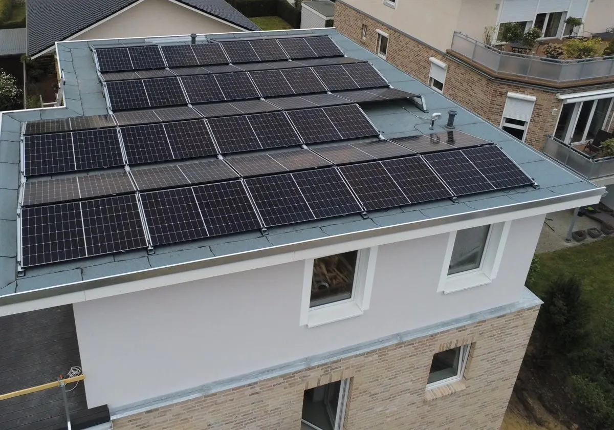 Aufgeständerte Photovoltaikanlage auf dem Flachdach eines Mehrfamilienhauses