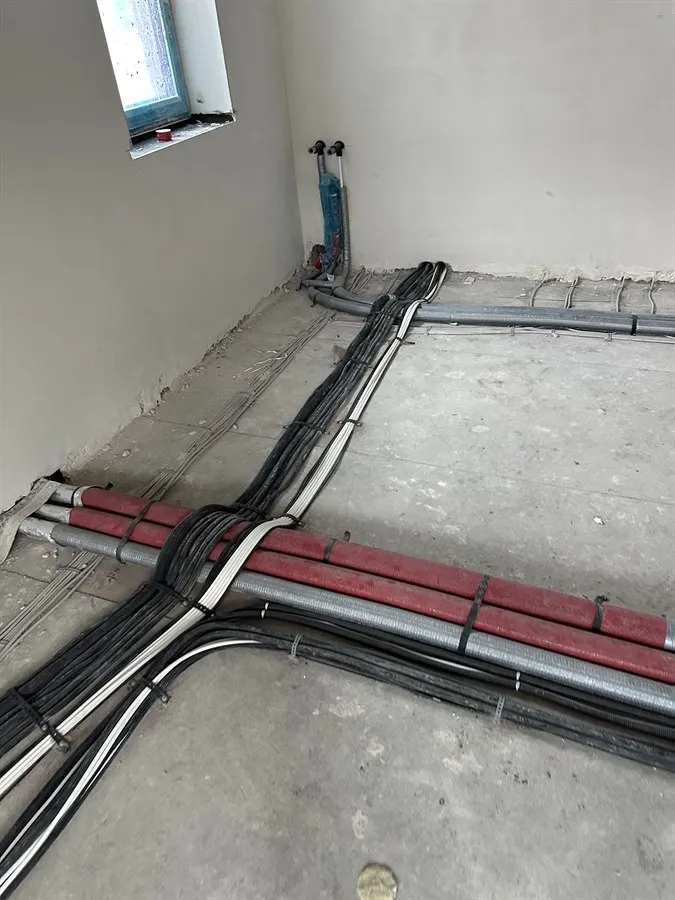 Moderne Zählerschränke und Hauptverteilerfelder in der Hausinstallation