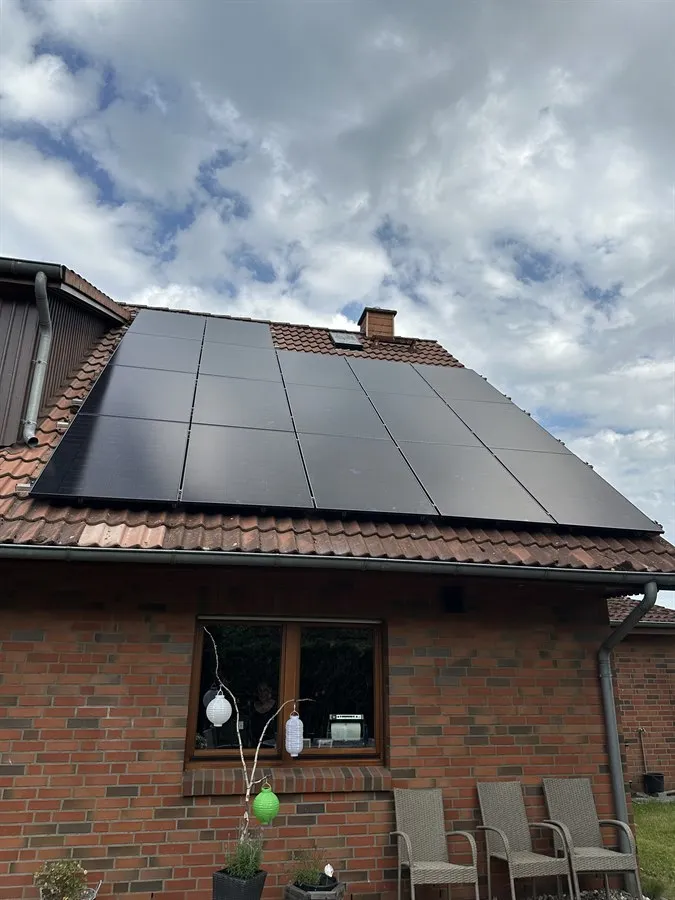 Photovoltaikanlage auf einem Einfamilienhaus mit Satteldach