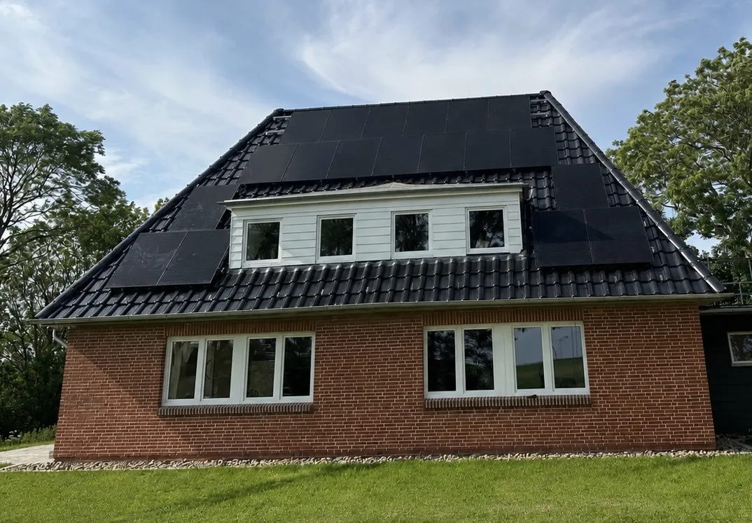 Photovoltaikanlage um Dachgauben herum auf einem Einfamilienhaus