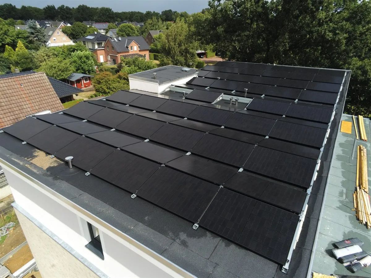 Flachdach-Photovoltaikanlage auf moderner Wohnanlage