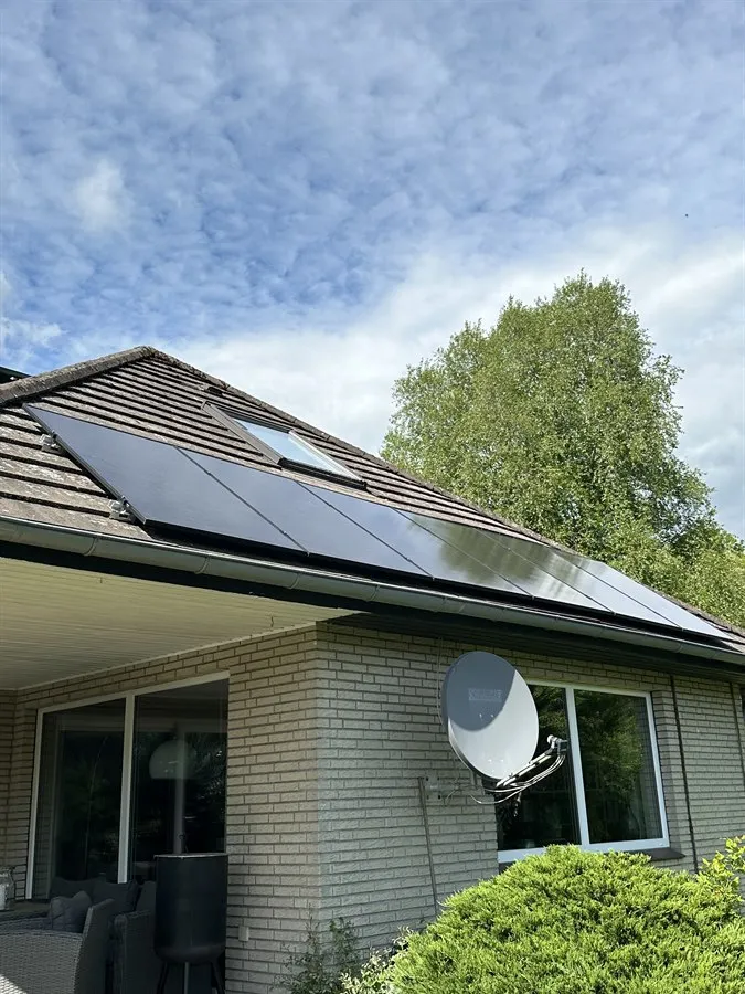 Aufdach-Solaranlage auf Einfamilienhaus mit optimaler Sonnenausrichtung
