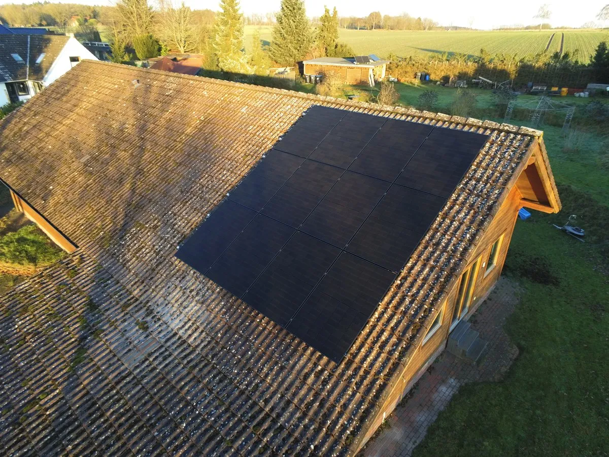 Photovoltaikanlage auf Walmdach eines Einfamilienhauses