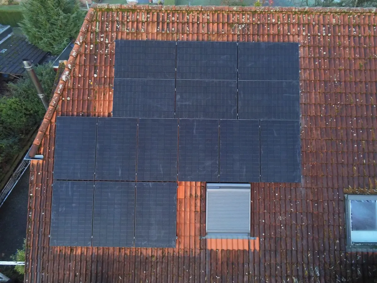 Aufdach-Photovoltaikanlage auf Doppelhaushälfte mit moderner Modulästhetik