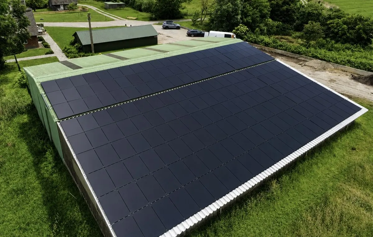 Gewerbliche Photovoltaikanlage auf Hallendach inklusive Unterkonstruktion und Modulmontage