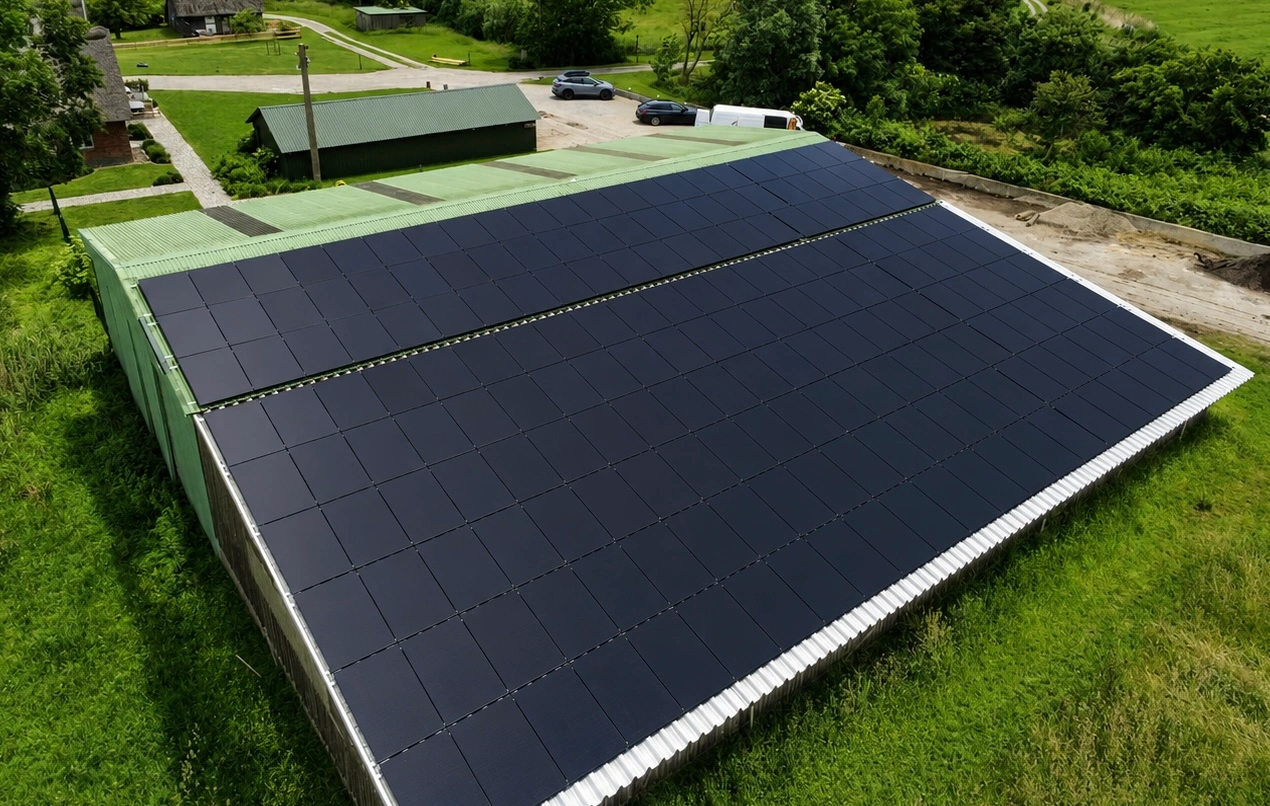 Großflächige Aufdach-Photovoltaikanlage auf Gewerbehalle