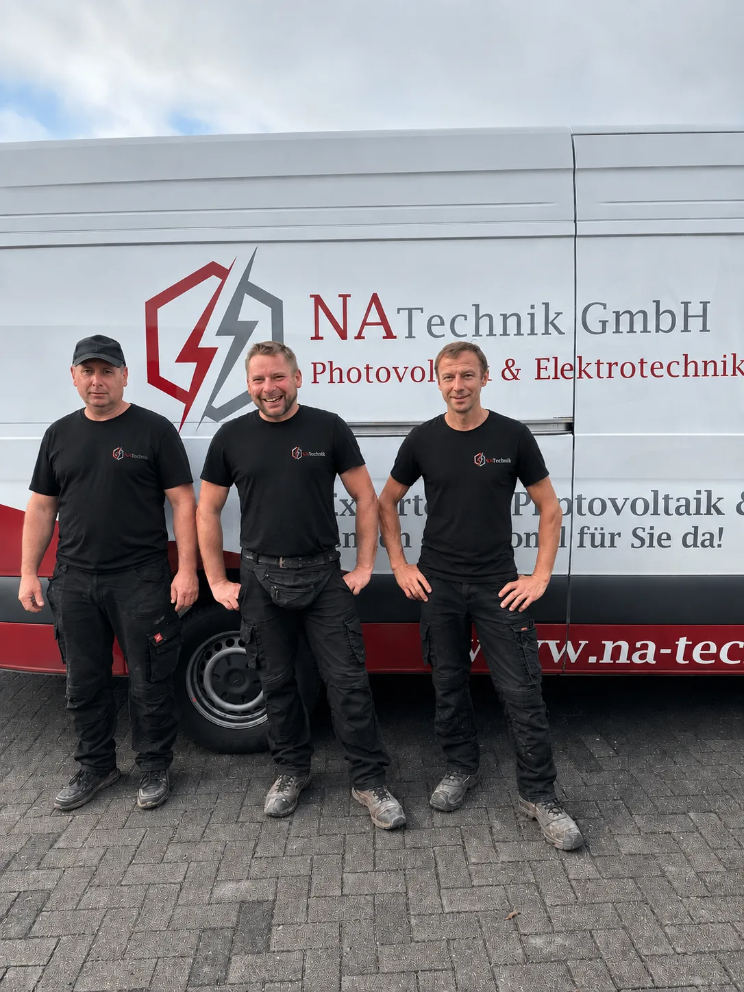 Das NATechnik Montageteam vor dem Firmen-Sprinter